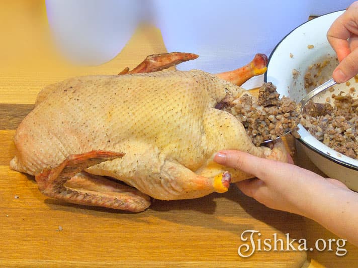 Утка запеченная с гречкой - пошаговый рецепт с фото